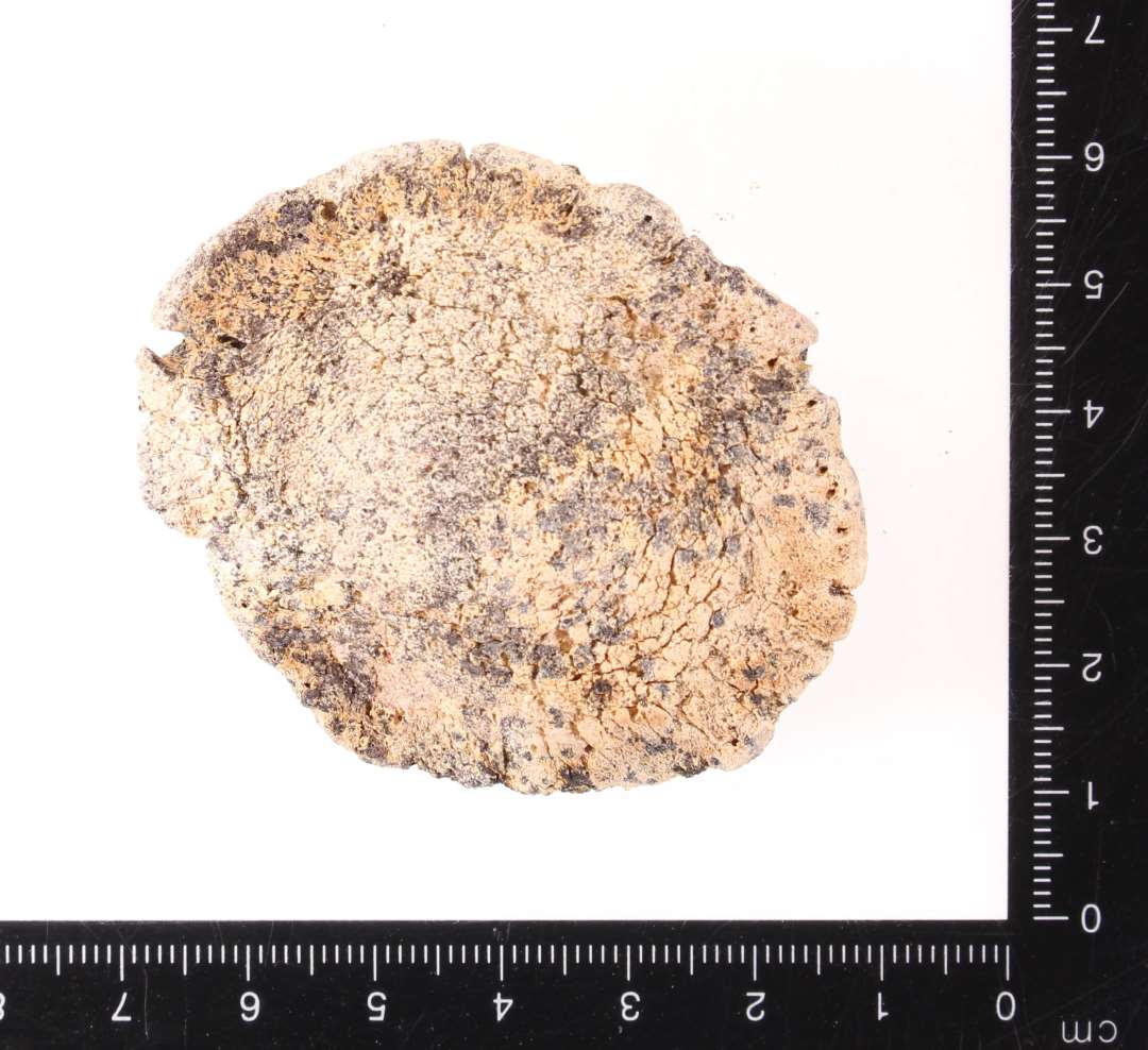 Rosenkrans, kastet. Diameter: 5,8 cm., d�rligt bevaret