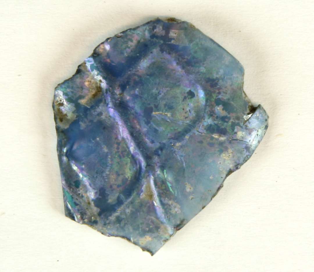 Sidesk�r fra kar, glas (s�kaldt humpe)? af lysebl�t glas med formpresset rhombeformet m�nster. St�rste m�l: 3,5 cm.