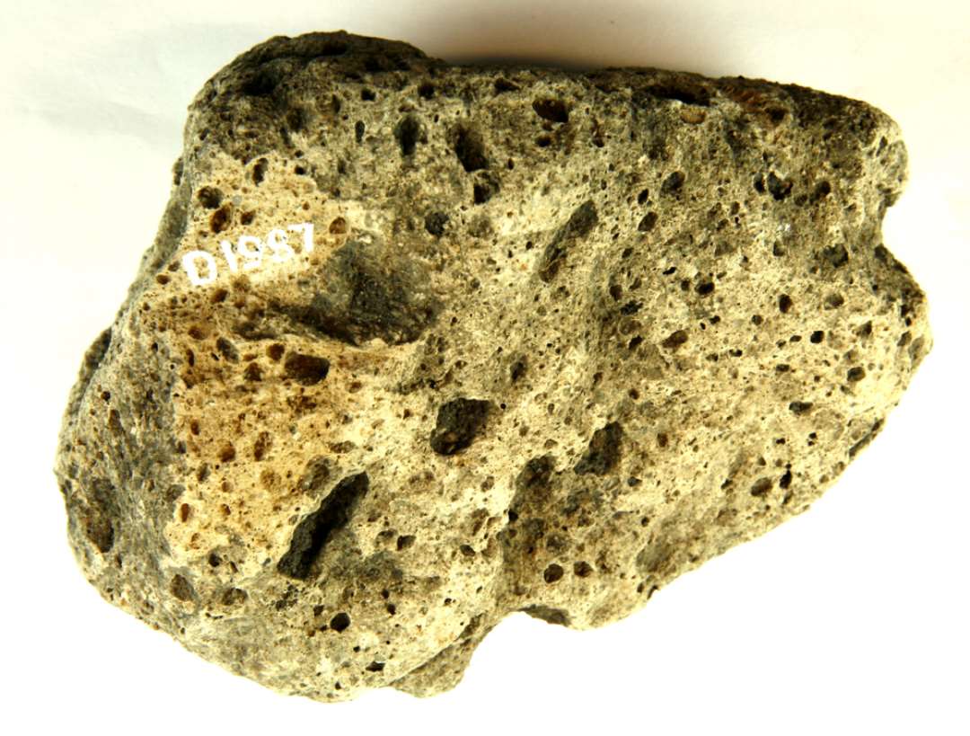 Tufstensfragment. St�rste m�l: 13 cm.