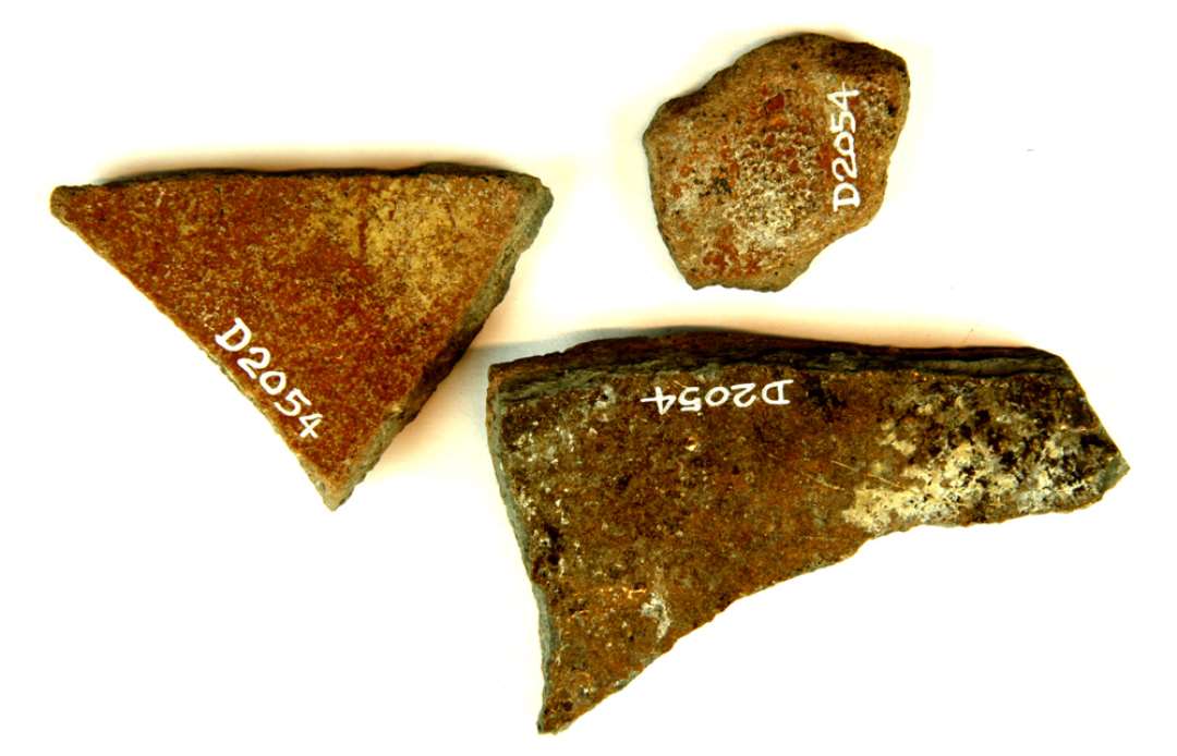 3 bug- og bundsk�r af brungr�t og r�dgr�t lergods alle med klar blyglasur p� indersiden, det ene sk�r udviser p� ydersiden enkelte pletter af klar blyglasur samt sodlag. Fra fade eller pander.