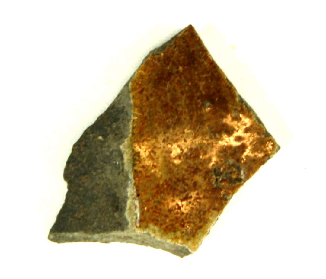 Bugsk�r af tyndv�gget kar af gr�ligt por�st pibelersagtigt gods, hvis yderside er d�kket af klar blyglasur.