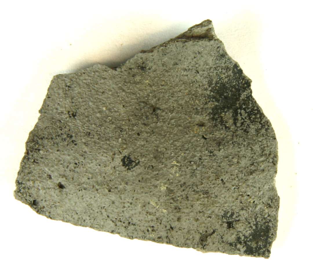 Bugsk�r fra kar med bl�dt rundet halsfure og j�vnt afrundet skulder af gr�ligt fingrynet stent�jsagtigt gods med s�lvgr�lig yderside. (Snabelhankepotte).