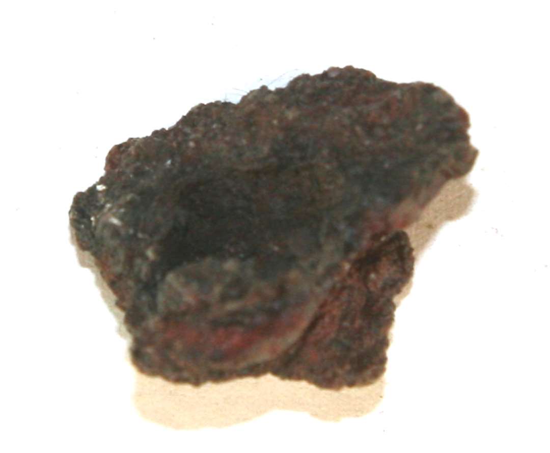  forrustet og irbelagt fragmenteret jerngenstand i form af en flad, omtrentlig cirkul�r skive ca. 3 cm i diameter fra hvis side der udg�r en afbrudt, ca. 1 cm. lang jerngren.�St�rste l�ngde: ca. 4,3 cm.