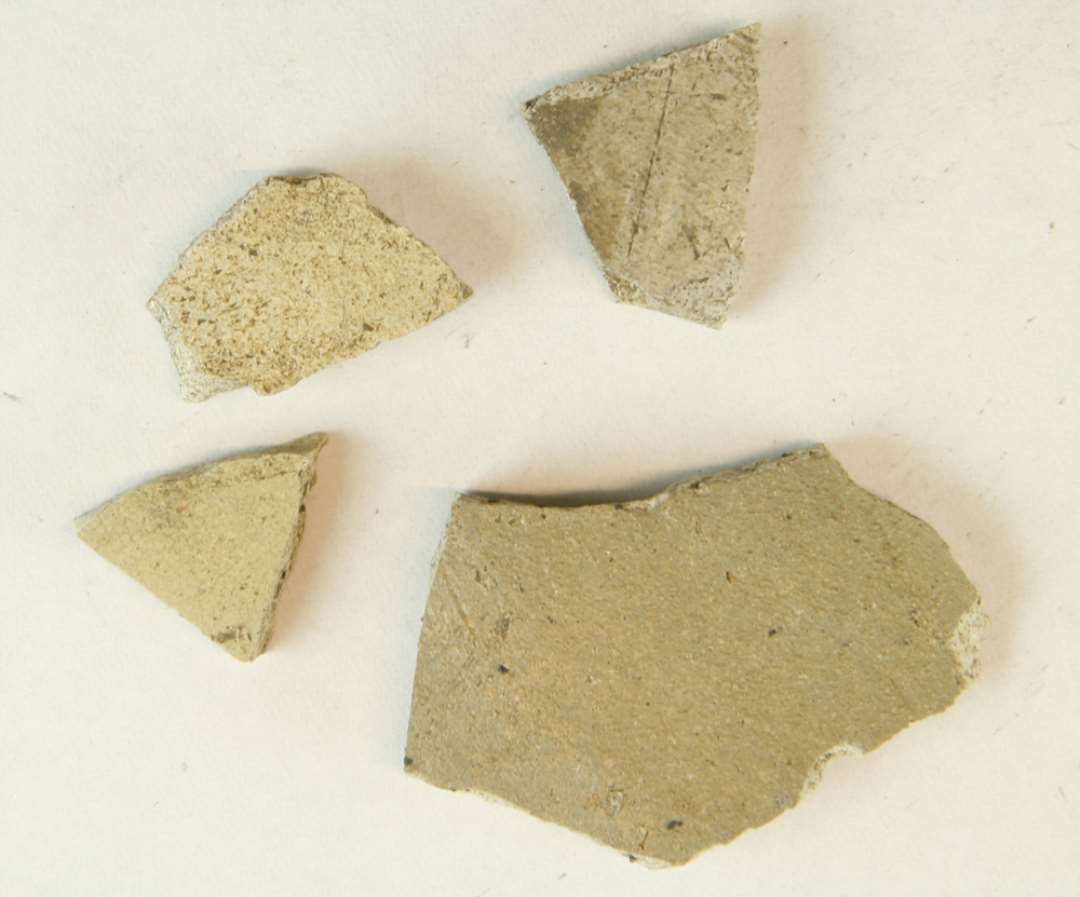 4 sidesk�r af gr�ligt, finmagret, por�st lergods.