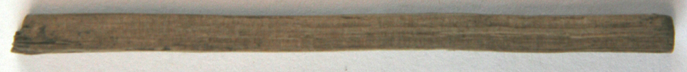 1 spinkel udspaltet fyrretr�spind af rektangul�rt tv�rsnit lidt skr�t oversk�ret i begge ender. L.: 9,35 cm. Br.: 0,6 cm Tyk.: 0,4 - 0,45 cm.