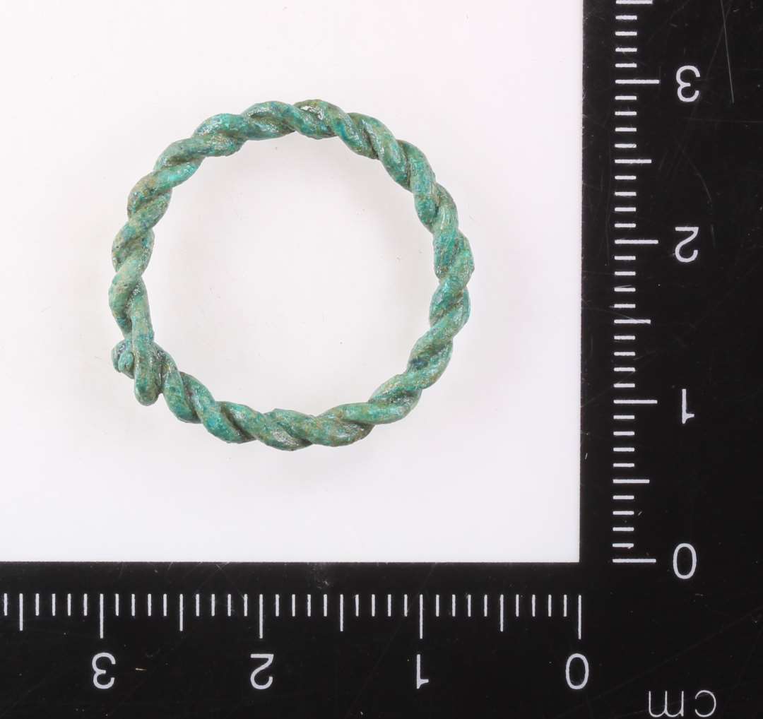 Fingerring eller oph�ng til vedh�ng af bronze/kobbertr�d dannet af tosnoet tr�d. Diameter: 22 mm.�