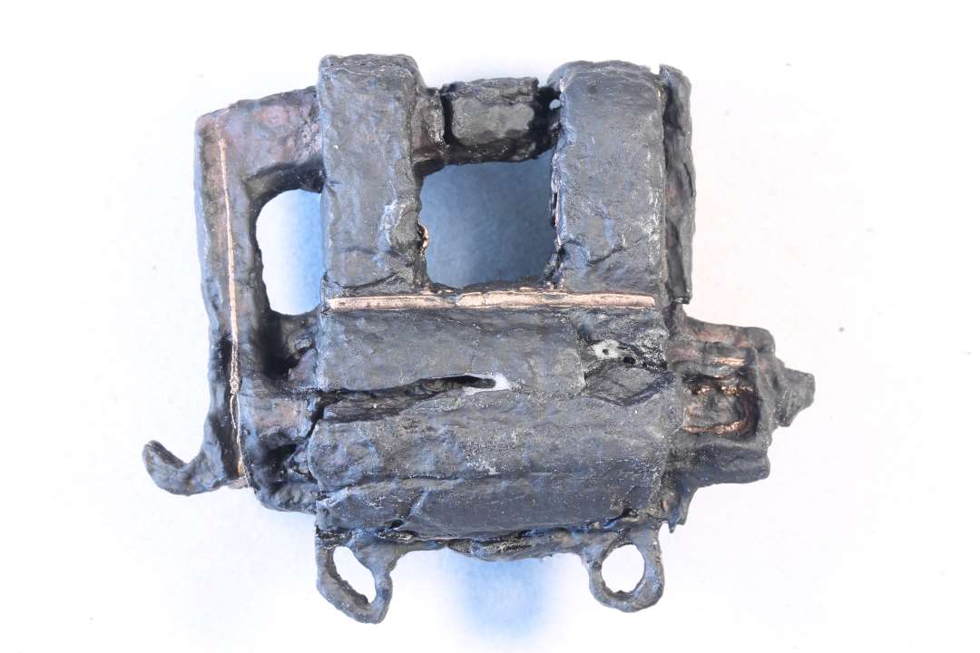 N�sten helt bevaret cylinderl�s. Jern med kobberkanter. St�rste m�l: 6,5 cm.

21/6 1999 D. A.