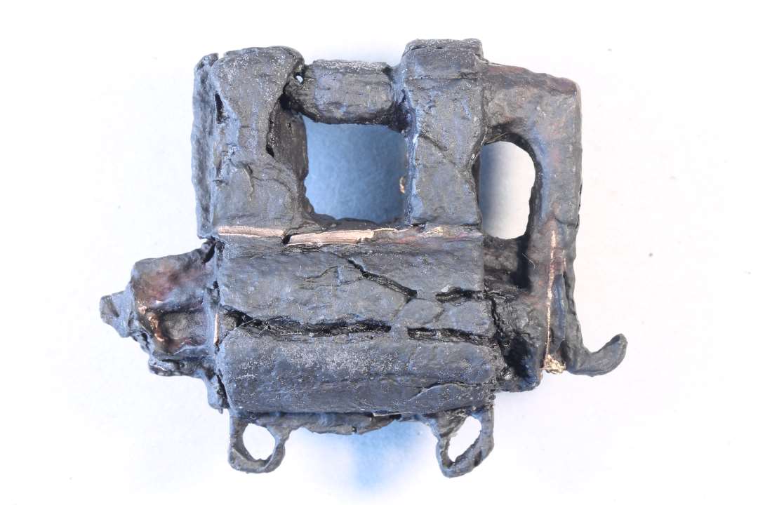 N�sten helt bevaret cylinderl�s. Jern med kobberkanter. St�rste m�l: 6,5 cm.

21/6 1999 D. A.