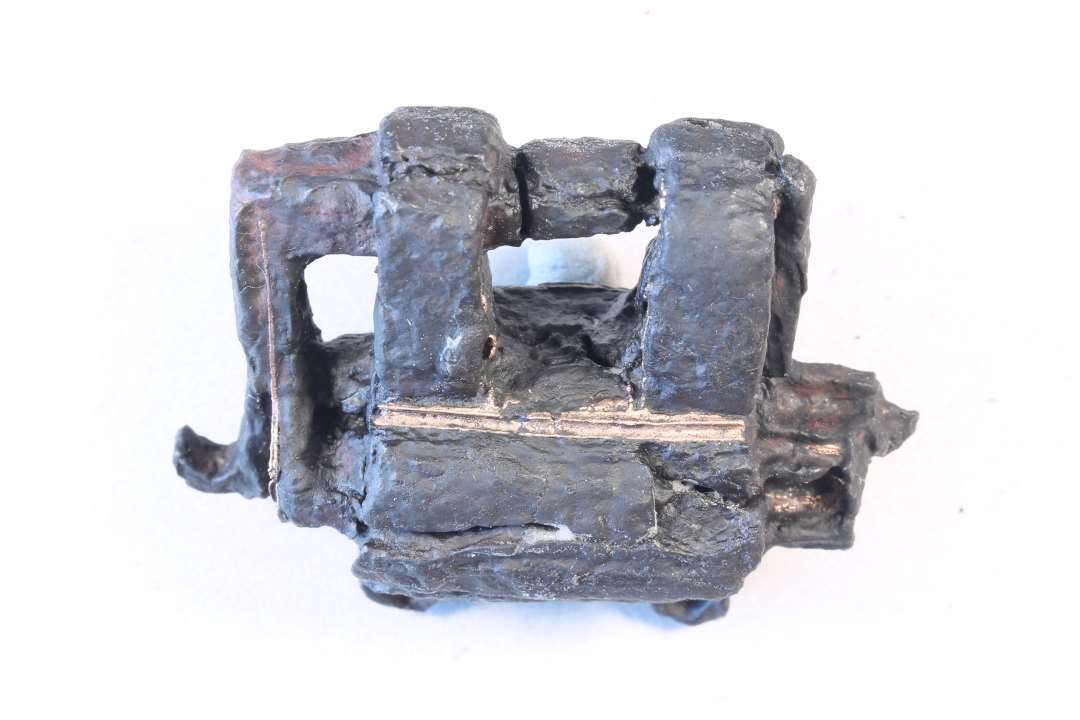 N�sten helt bevaret cylinderl�s. Jern med kobberkanter. St�rste m�l: 6,5 cm.

21/6 1999 D. A.