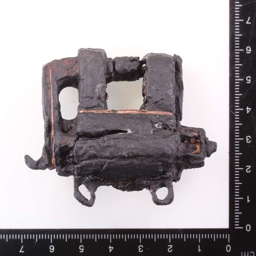 N�sten helt bevaret cylinderl�s. Jern med kobberkanter. St�rste m�l: 6,5 cm.

21/6 1999 D. A.