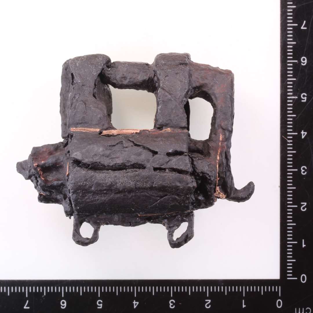 N�sten helt bevaret cylinderl�s. Jern med kobberkanter. St�rste m�l: 6,5 cm.

21/6 1999 D. A.