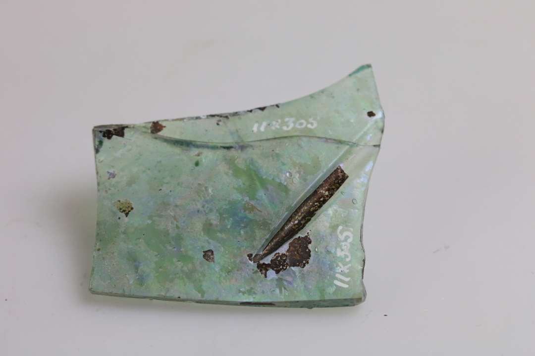 Med p�satte lister. Pasglas. Sammenlimet af to stykker. Kraftigt sk�r. M�l: 5,5 cm.