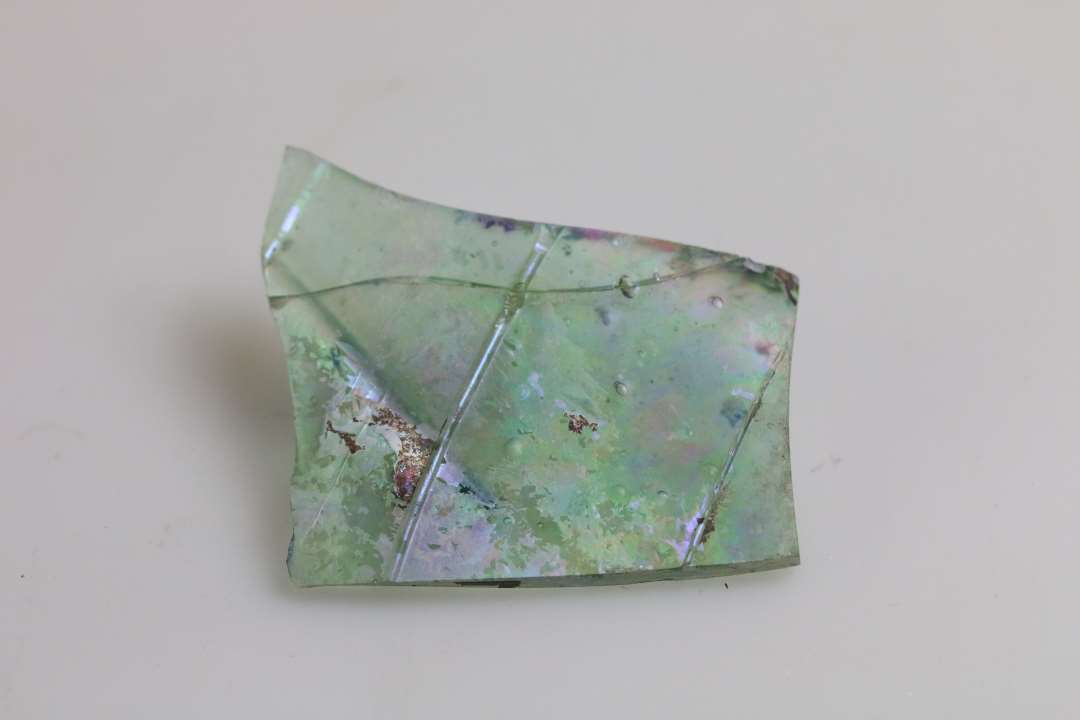 Med p�satte lister. Pasglas. Sammenlimet af to stykker. Kraftigt sk�r. M�l: 5,5 cm.