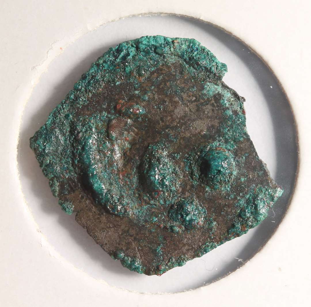 Rx 2.�Sandsynligvis MB 342-348. KGH 1310/20, Roskilde/N�rrejylland (JCM)

NM 2020:
Penning, 1310-1320, MB 342-349, kraftigt korroderet. 

Borgerkrigsm�nt