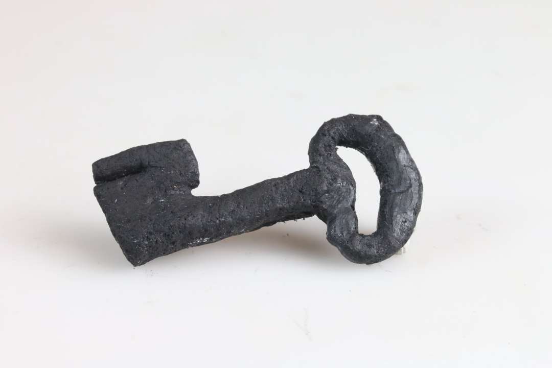 Jernn�gle. Komplet. L�ngde: 5,5 cm. Konserveret