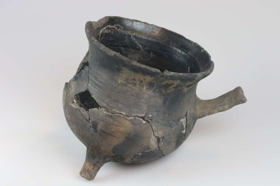 En n�sten hel jydepotte, ca. 20 cm h�j. Mangler en t� og en del af bugen.�