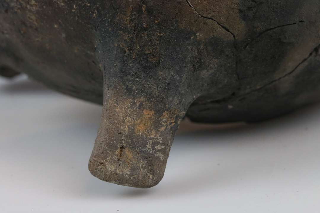 En n�sten hel jydepotte, ca. 20 cm h�j. Mangler en t� og en del af bugen.�