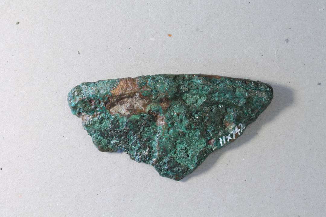 fragment af malmgryde. Kons.��Randsk�r, l. 5,5 cm.