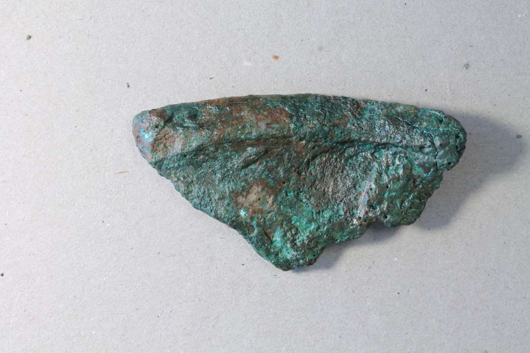 fragment af malmgryde. Kons.��Randsk�r, l. 5,5 cm.