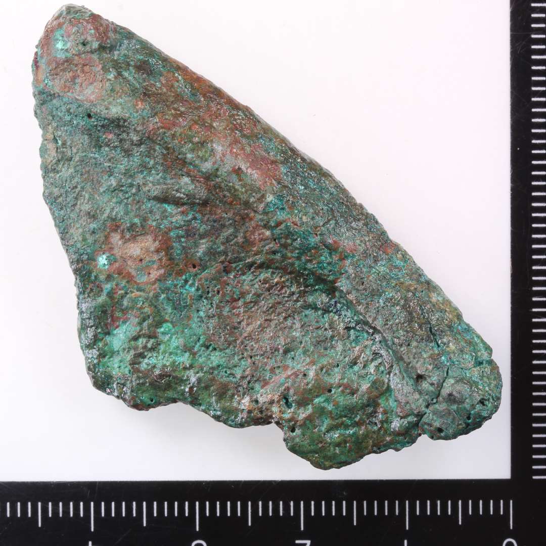 fragment af malmgryde. Kons.��Randsk�r, l. 5,5 cm.