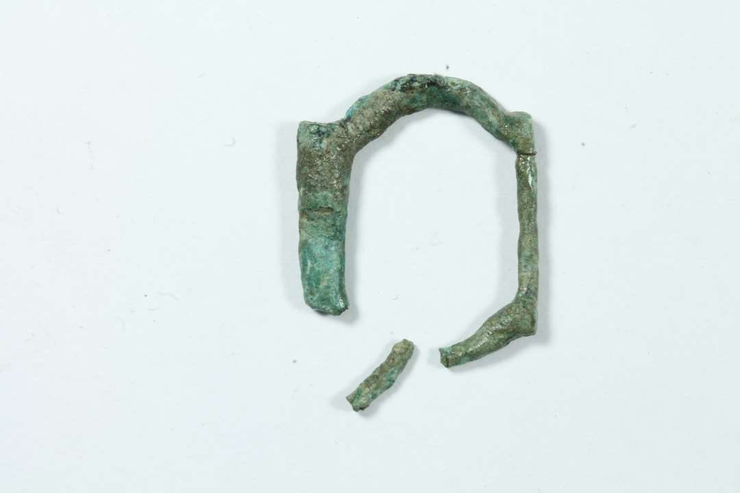 Sp�nde. Kons.�Fragment af D-formet sp�nde, bredde 2 cm.