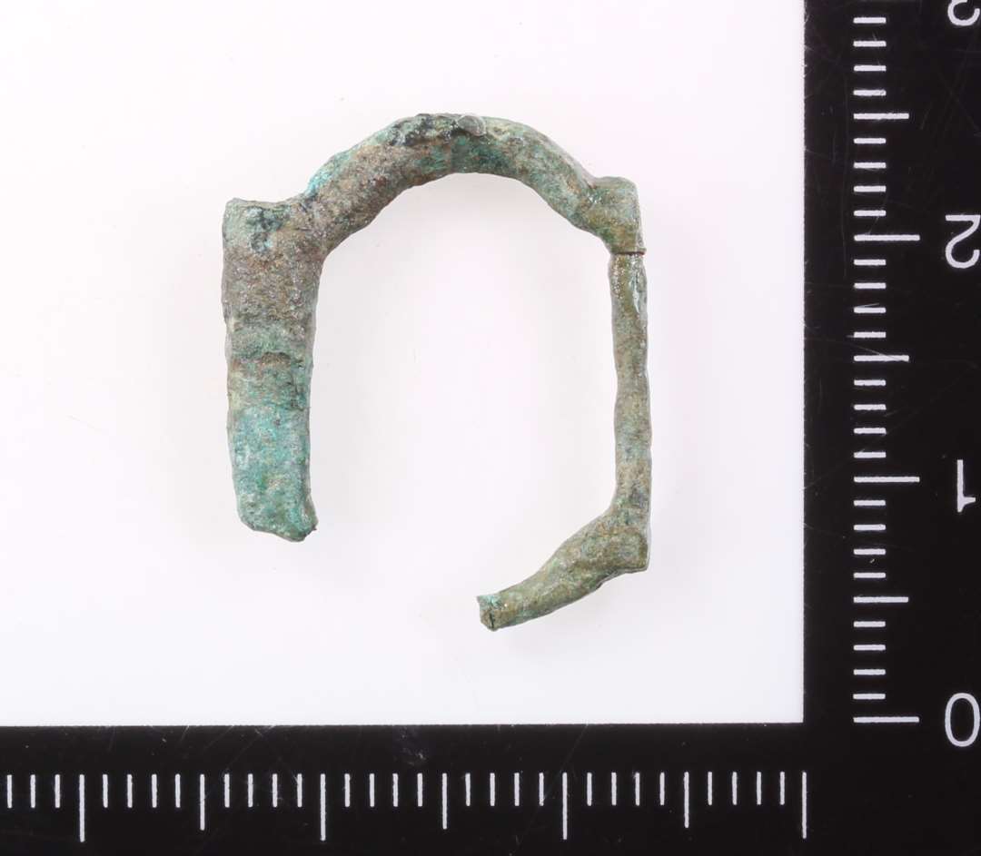 Sp�nde. Kons.�Fragment af D-formet sp�nde, bredde 2 cm.