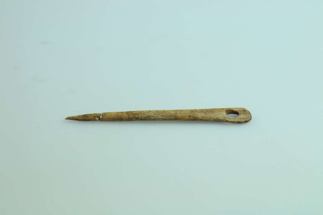 Benn�l. N�lespidsen er br�kket af.�L�ngde ca. 7 cm.