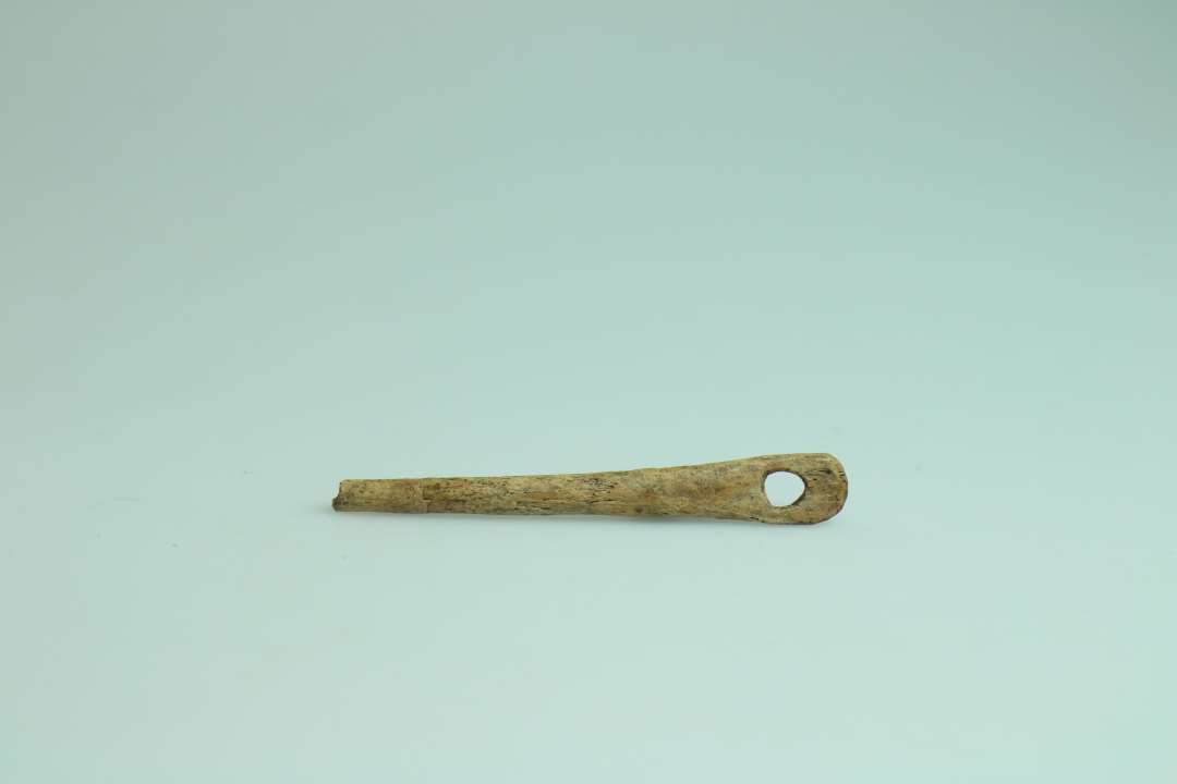 Benn�l. N�lespidsen er br�kket af.�L�ngde ca. 7 cm.