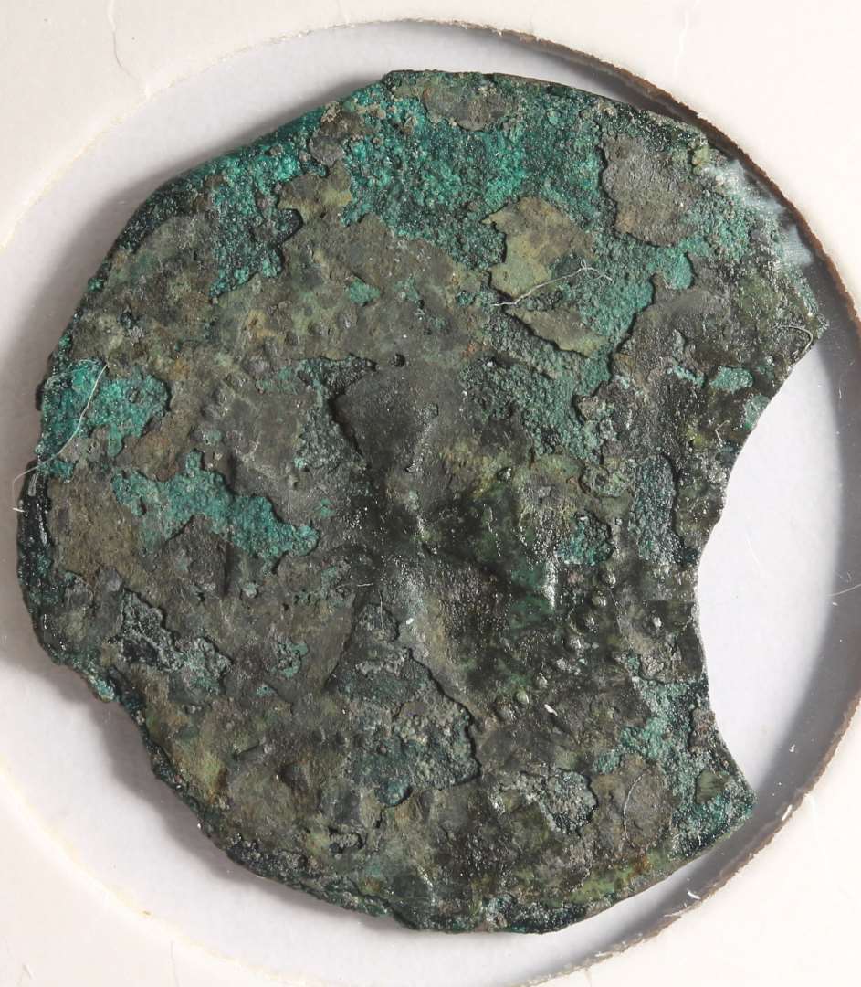 Rx 4.�Valdemar II, Ribe, 1234-, Hbg. 42b. Man ser tydeligt + ..... M ..... p� siden med II. M�ntens overflade skalder af (JCM).

NM 2020: 
Valdemar 2, penning, 1234, Hbg. 42b, kraftigt korroderet, kantskade. 