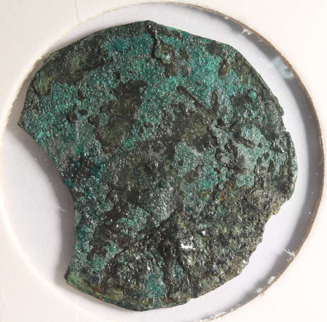 Rx 4.�Valdemar II, Ribe, 1234-, Hbg. 42b. Man ser tydeligt + ..... M ..... p� siden med II. M�ntens overflade skalder af (JCM).

NM 2020: 
Valdemar 2, penning, 1234, Hbg. 42b, kraftigt korroderet, kantskade. 