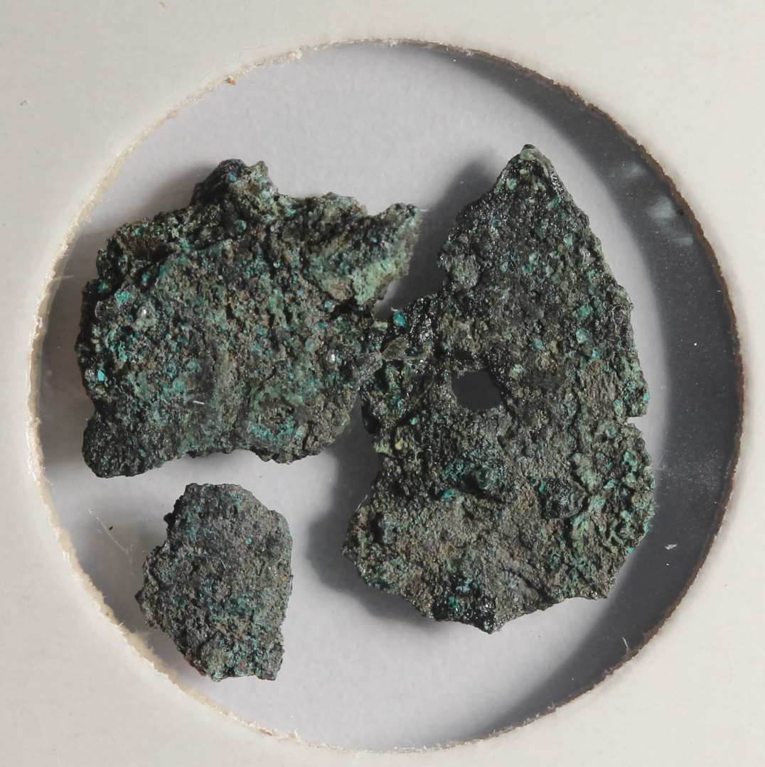 M�nt? ubestemt.

NM 2020:
M�nt?, kraftigt korroderet, fragment. 