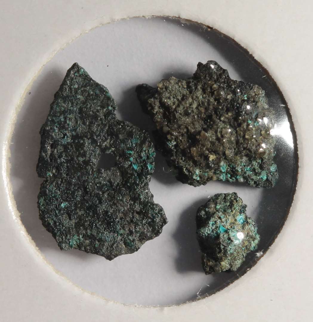 M�nt? ubestemt.

NM 2020:
M�nt?, kraftigt korroderet, fragment. 