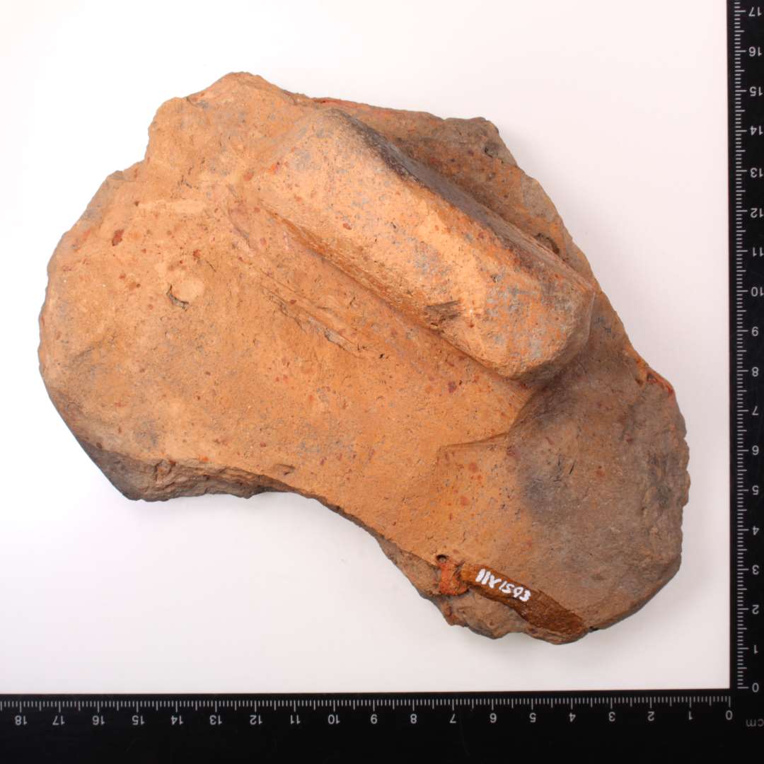 L�g af tegl. St�rste m�l: ca 18 cm.