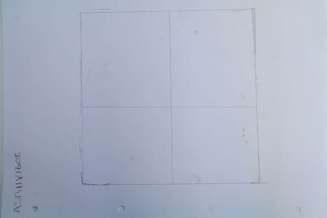 Kvadratisk flise, ca.16 x16 x 7 cm. Med indridset kryds. 