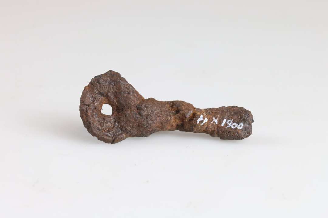 Fragment af jernn�gle? Ornamenteret skaft. L�ngde: 4,9 cm., Konserveret