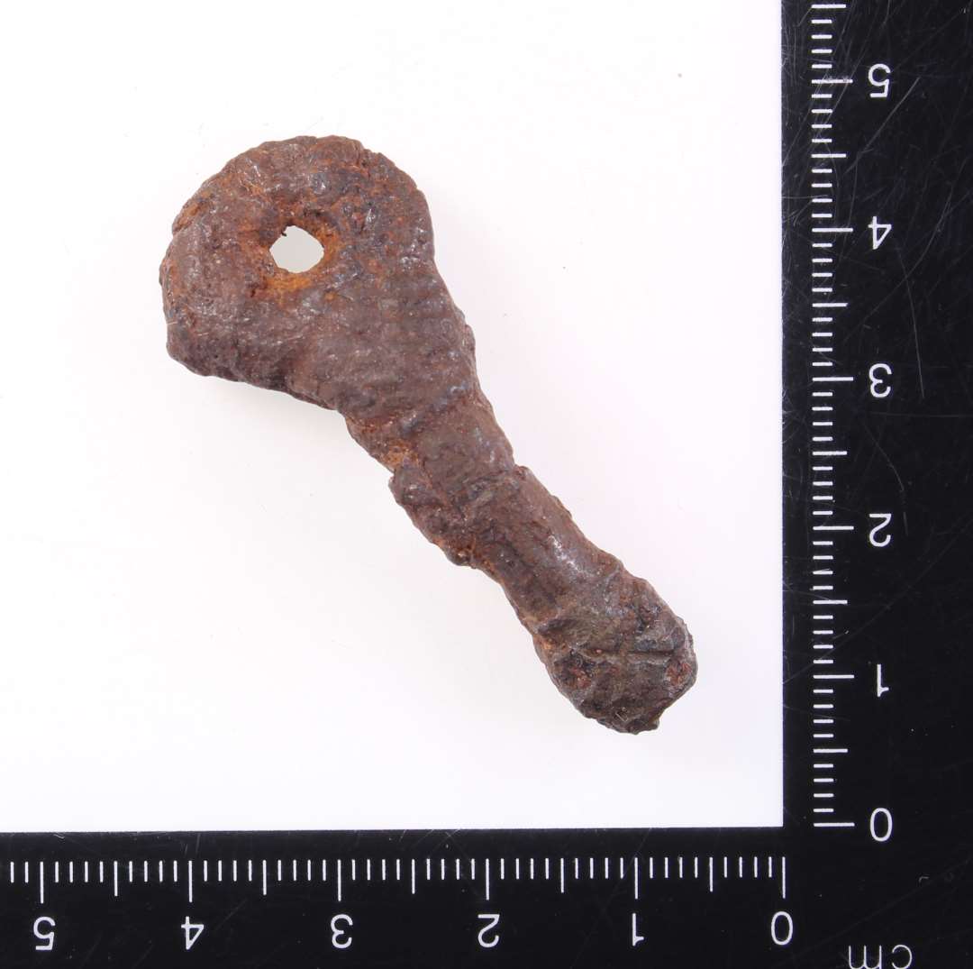 Fragment af jernn�gle? Ornamenteret skaft. L�ngde: 4,9 cm., Konserveret