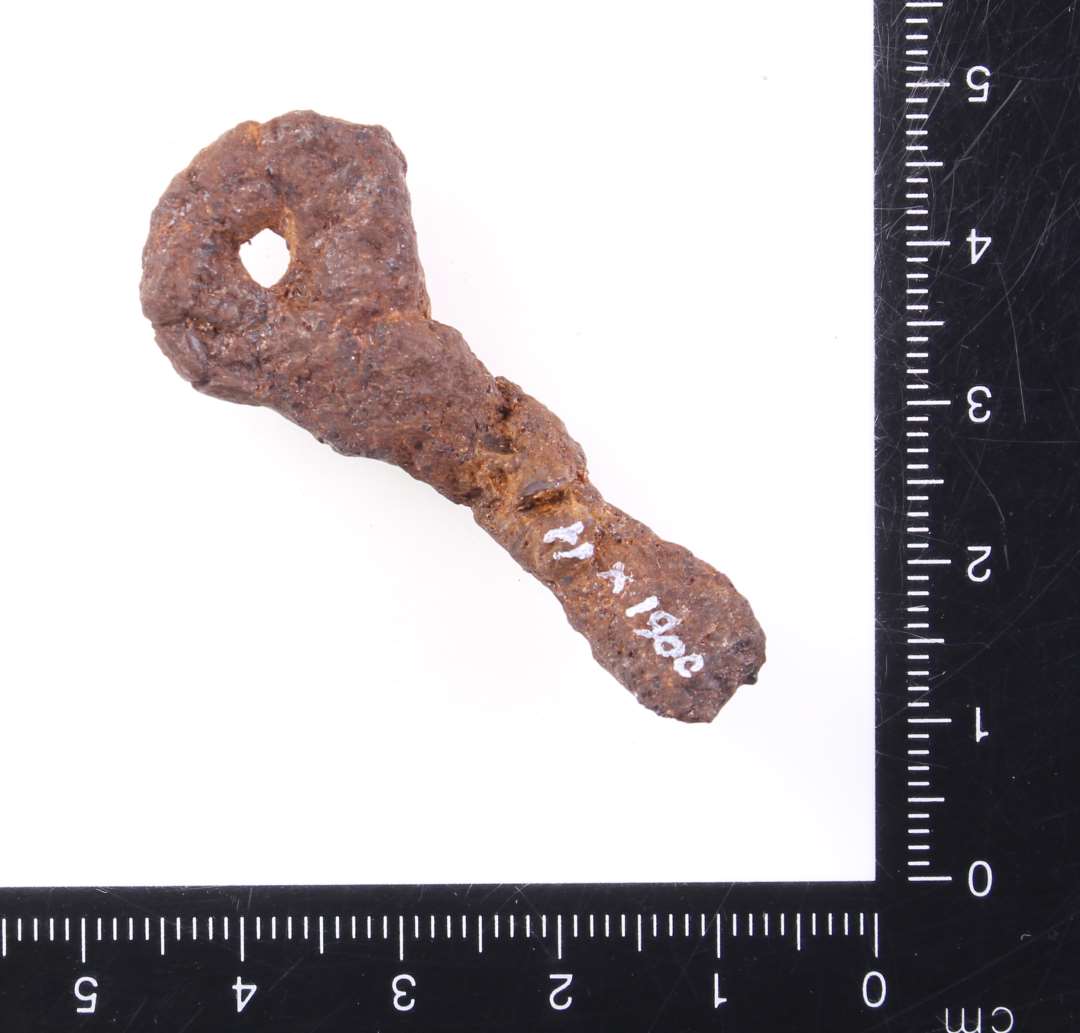 Fragment af jernn�gle? Ornamenteret skaft. L�ngde: 4,9 cm., Konserveret