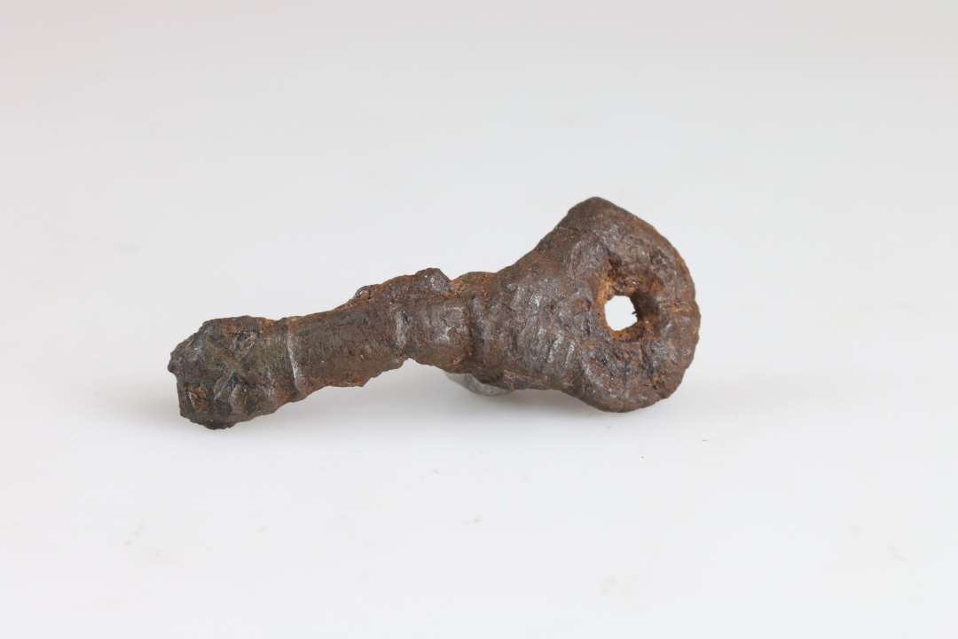 Fragment af jernn�gle? Ornamenteret skaft. L�ngde: 4,9 cm., Konserveret