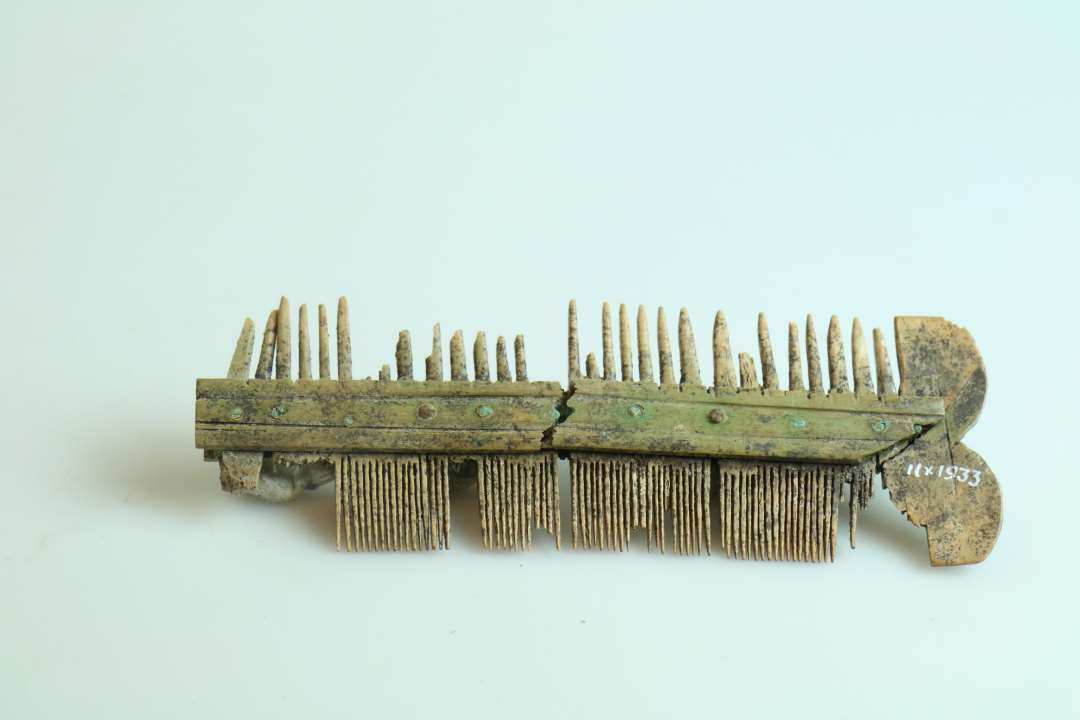 Sammensat dobbeltkam med dobbeltbuet endeplade, n�sten komplet, l�ngde 13,4 cm. Skinnerne udstyret med en langs�ende fure p� hver side af nitterne.