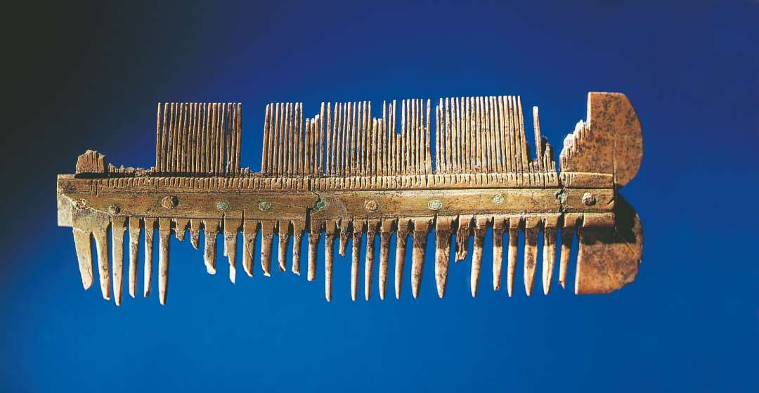 Sammensat dobbeltkam med dobbeltbuet endeplade, n�sten komplet, l�ngde 13,4 cm. Skinnerne udstyret med en langs�ende fure p� hver side af nitterne.