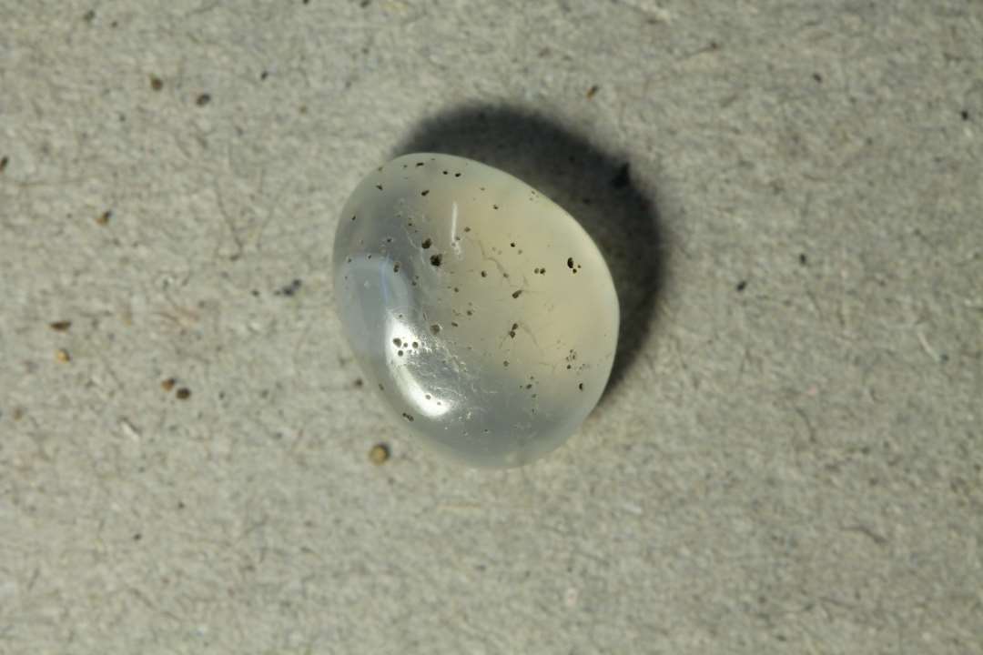 Dr�beformet/ovel sleben bjergkrystal/kvarts. ca 0,5 cm. Formentlig fra indfatning i ring eller lignende