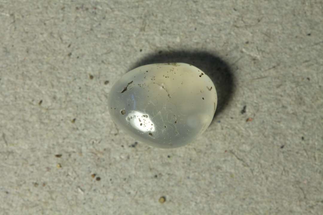 Dr�beformet/ovel sleben bjergkrystal/kvarts. ca 0,5 cm. Formentlig fra indfatning i ring eller lignende