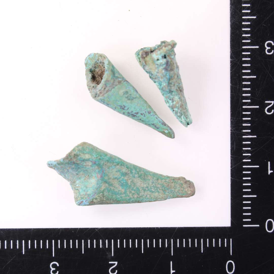 Kr�mmerhuse af kobber. 1,4-2,3 cm., Ukonserveret.