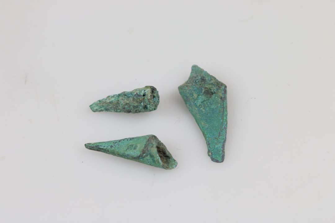 Kr�mmerhuse af kobber. 1,4-2,3 cm., Ukonserveret.