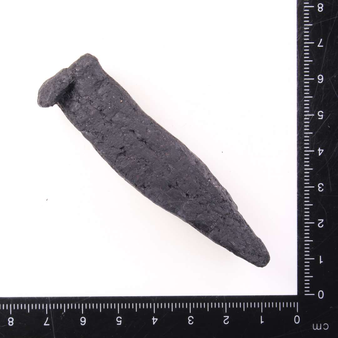 Mejsel? Dorn? Fladbanket i den ene ende, spids i den anden. Firsidet tv�rsnit. L�ngde: 7,8 cm., Konserveret

