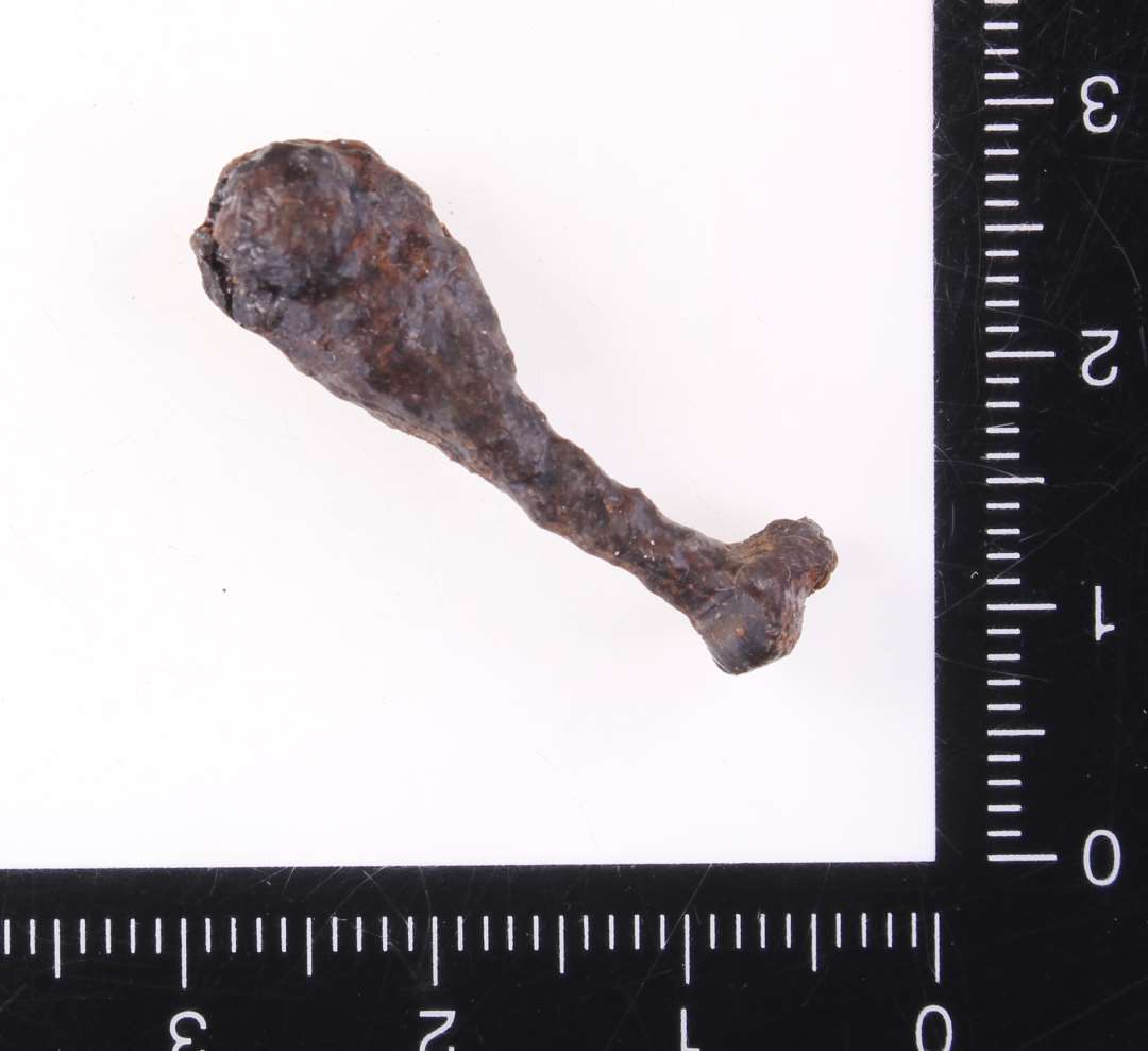 Fragment af ornamenteret jerngenstand. Anvendelse? L�ngde: 3 cm., Konserveret