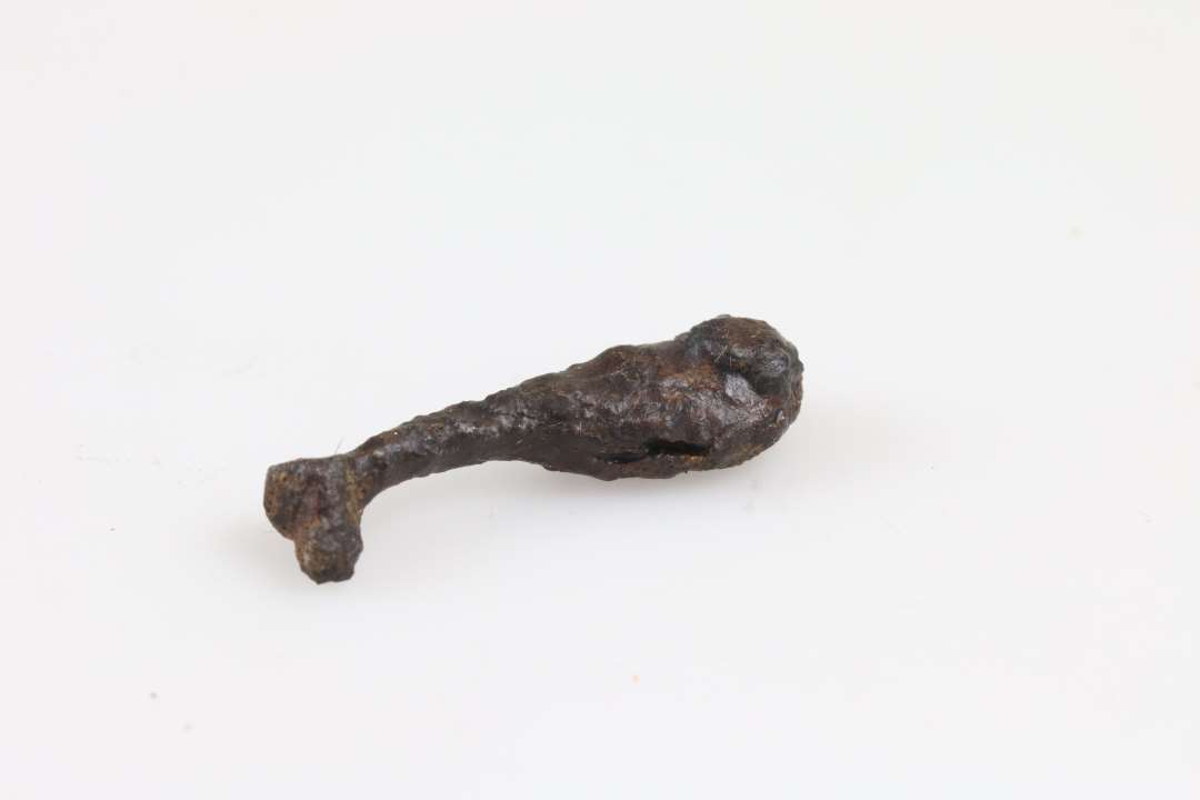 Fragment af ornamenteret jerngenstand. Anvendelse? L�ngde: 3 cm., Konserveret