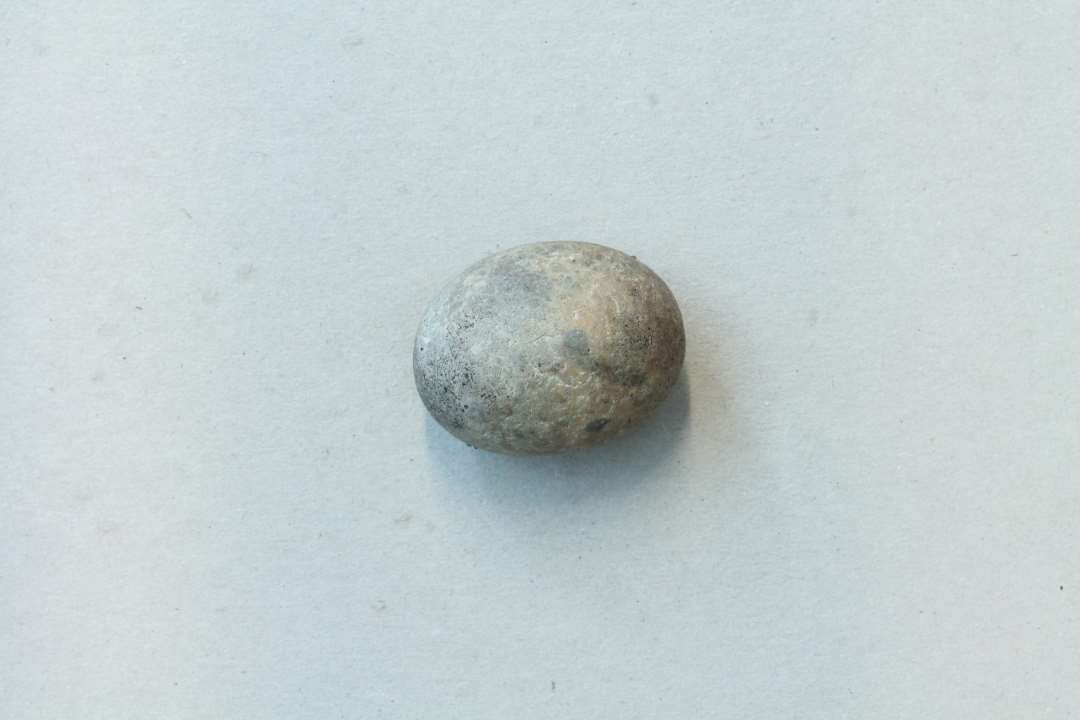Kugleflint af form som et �g. L. 3,5 cm. Leget�j?