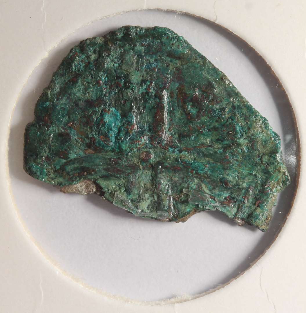 Rx 61. M�nt (Longcross-type) udm�ntet af Erik Plovpenning (1241-1250) i Roskilde. Kons.�MB 21-22, KGH: N�rrejylland, 1240/50.

NM 2020:
Penning, 1240-1250, MB 21-22, kraftigt korroderet, fragmenteret. 

Borgerkrigsm�nt