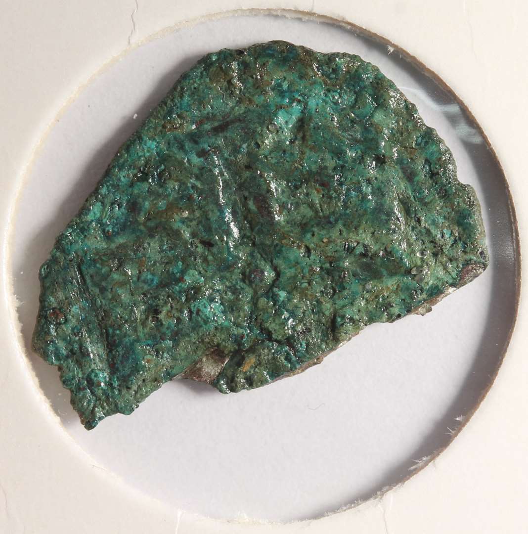 Rx 61. M�nt (Longcross-type) udm�ntet af Erik Plovpenning (1241-1250) i Roskilde. Kons.�MB 21-22, KGH: N�rrejylland, 1240/50.

NM 2020:
Penning, 1240-1250, MB 21-22, kraftigt korroderet, fragmenteret. 

Borgerkrigsm�nt